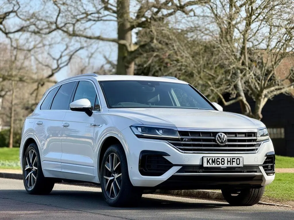 2018 Volkswagen Touareg R-Line 4Motion photo 3