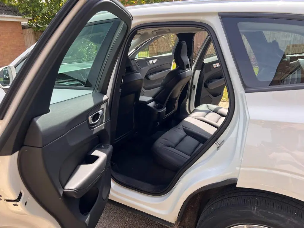 2018 Volvo XC60 2.0 D4 Momentum Auto AWD Euro 6 (s/s) 5dr photo
