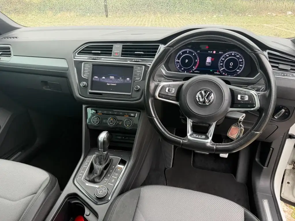 2016 Volkswagen Tiguan 2.0 TDI R-Line DSG 4Motion photo